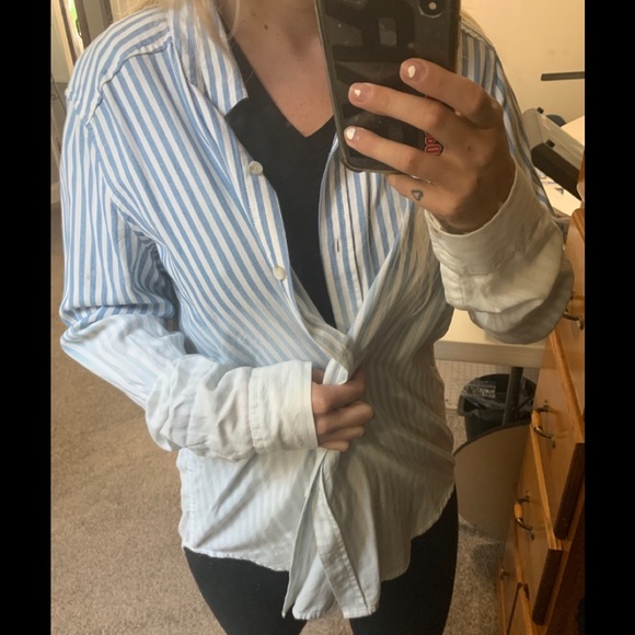 Women’s Button Up - Picture 4 of 4